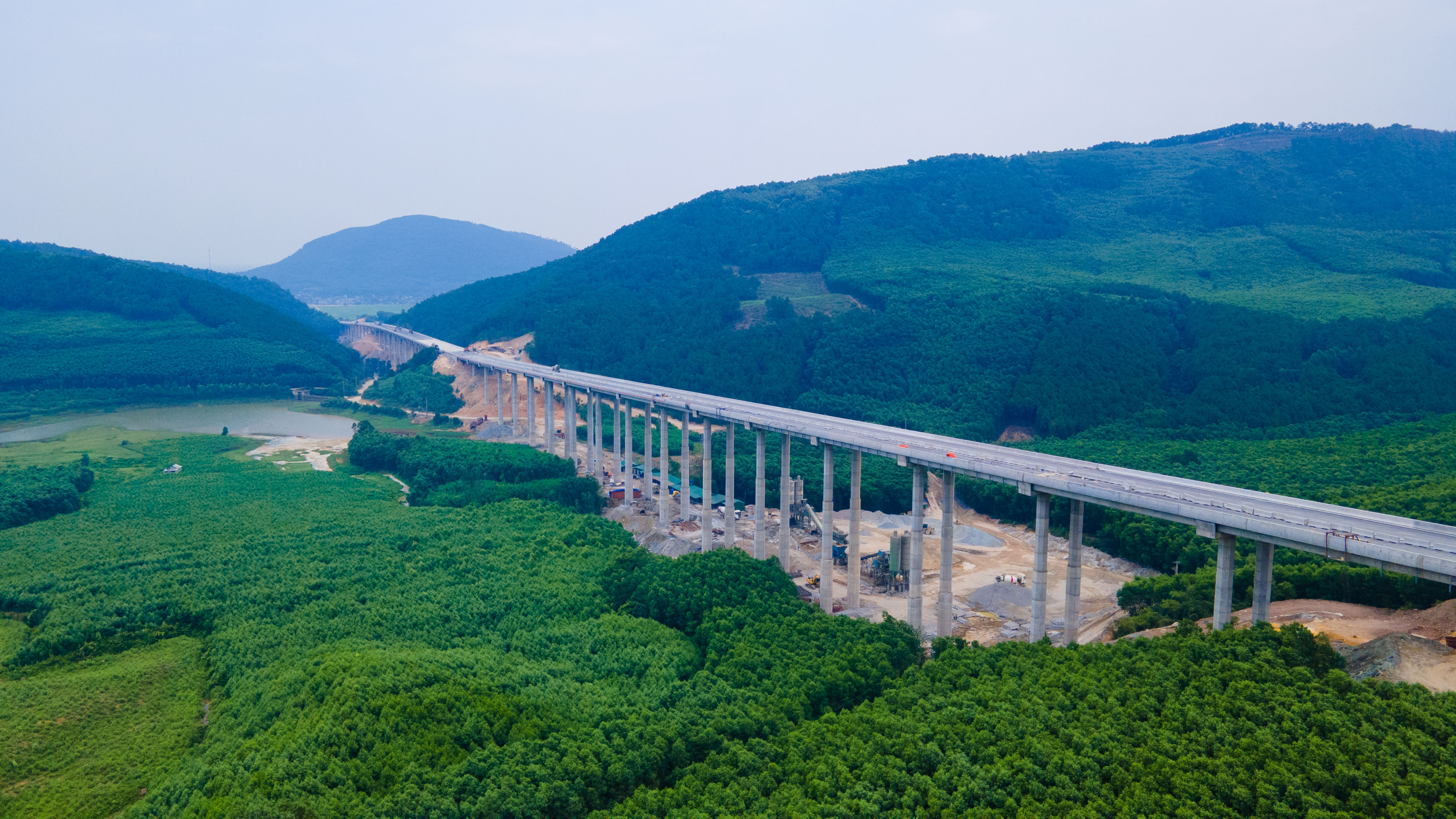 Theo Bộ GTVT, dự án cao tốc Bắc - Nam, đoạn Diễn Châu - Bãi Vọt dự kiến thông xe 30km từ đầu tuyến thuộc địa phận tỉnh Nghệ An vào dịp 30/4 (tính từ nút giao QL7 ở xã Diễn Cát, H.Diễn Châu, đến nút giao QL46B, thuộc xã Hưng Tây, H.Hưng Nguyên).