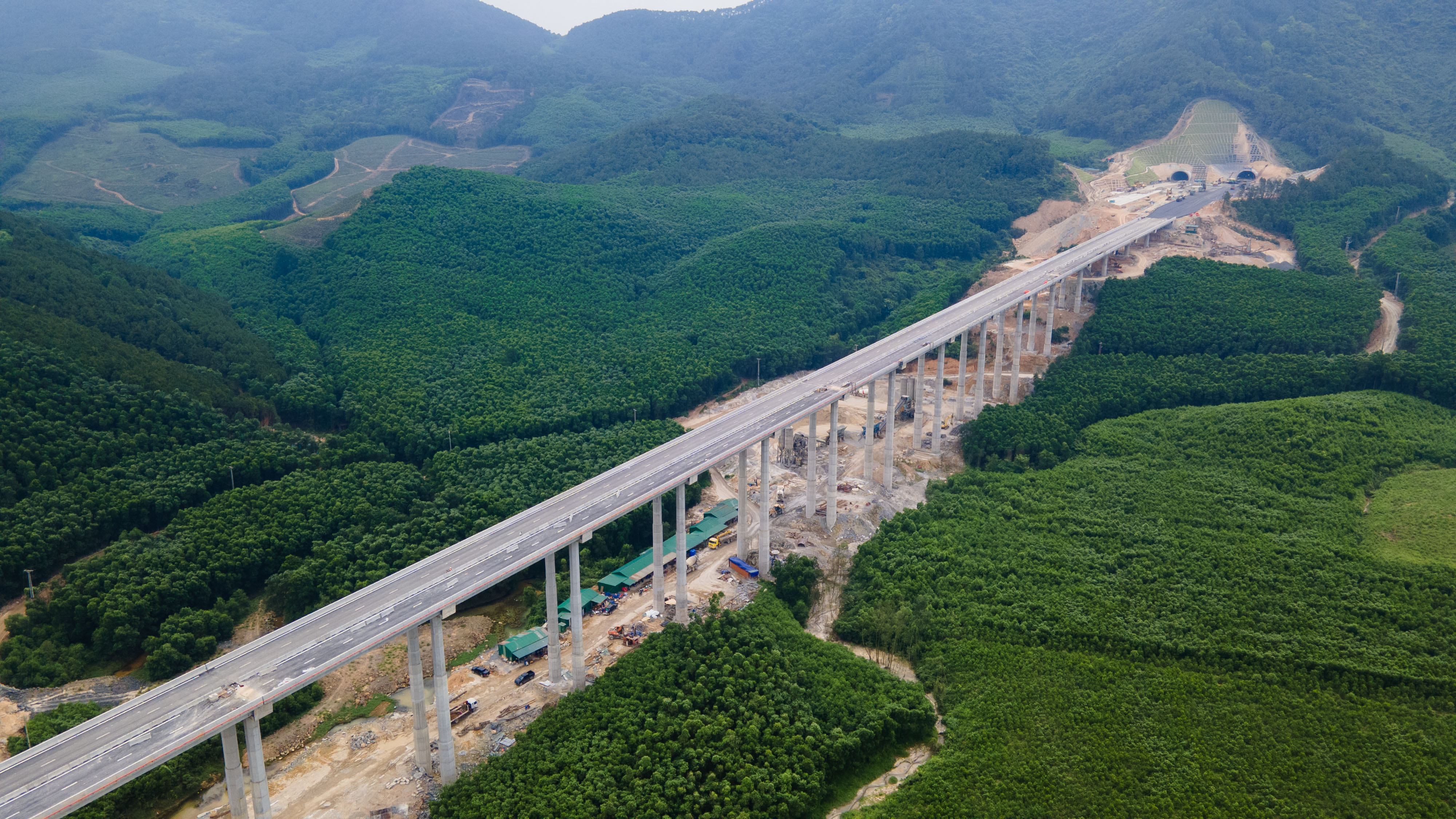 Cầu cạn Xuân Dương 2 nằm ở xã Diễn Phú, huyện Diễn Châu, tỉnh Nghệ An có tổng chiều dài 808,4m.