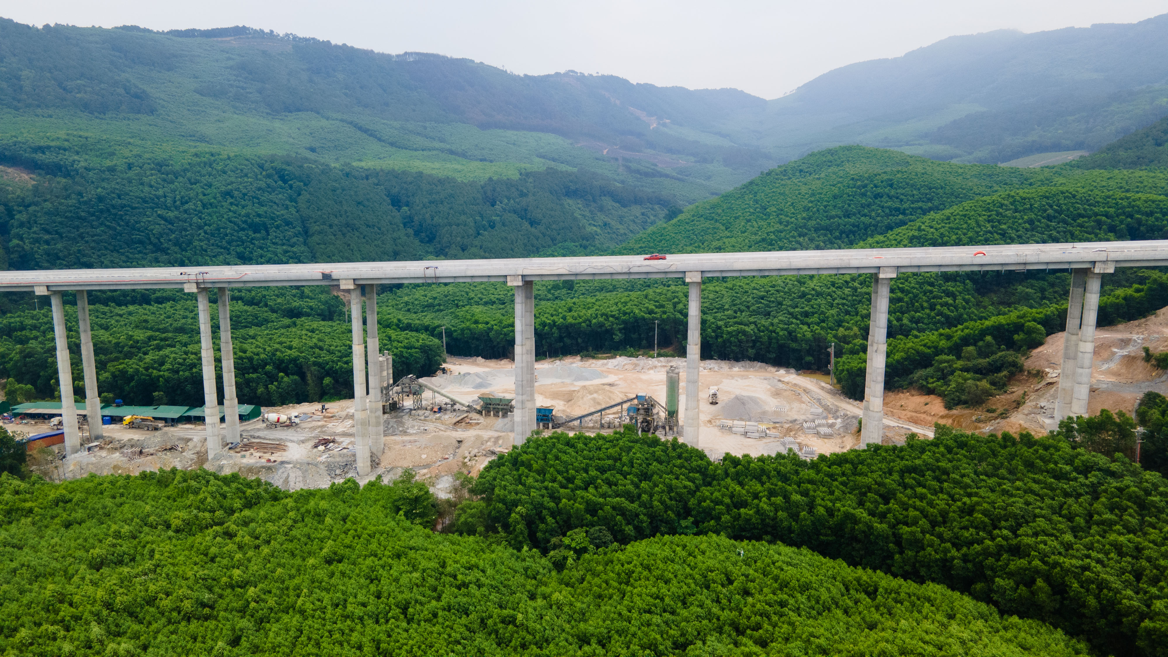 Choáng ngợp với cầu cạn cao hàng chục mét chạy qua núi non, hồ đập ở Nghệ An - 5