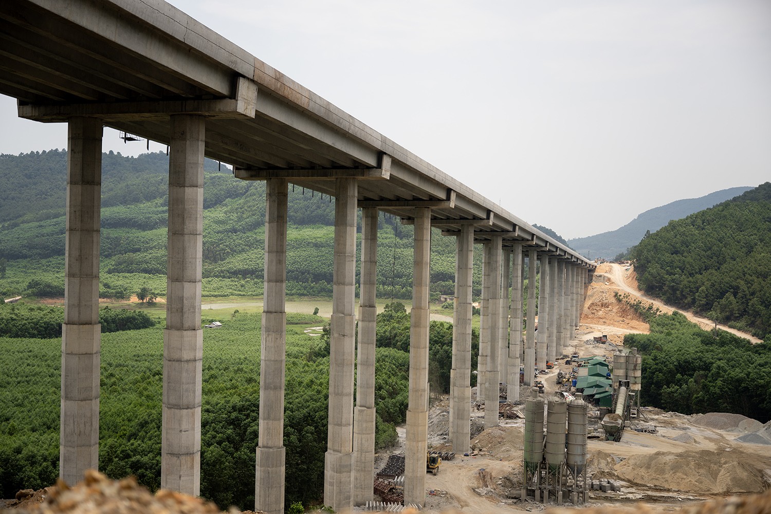 Đây là cầu vượt địa hình có trụ cao nhất trên toàn tuyến Diễn Châu - Bãi Vọt.