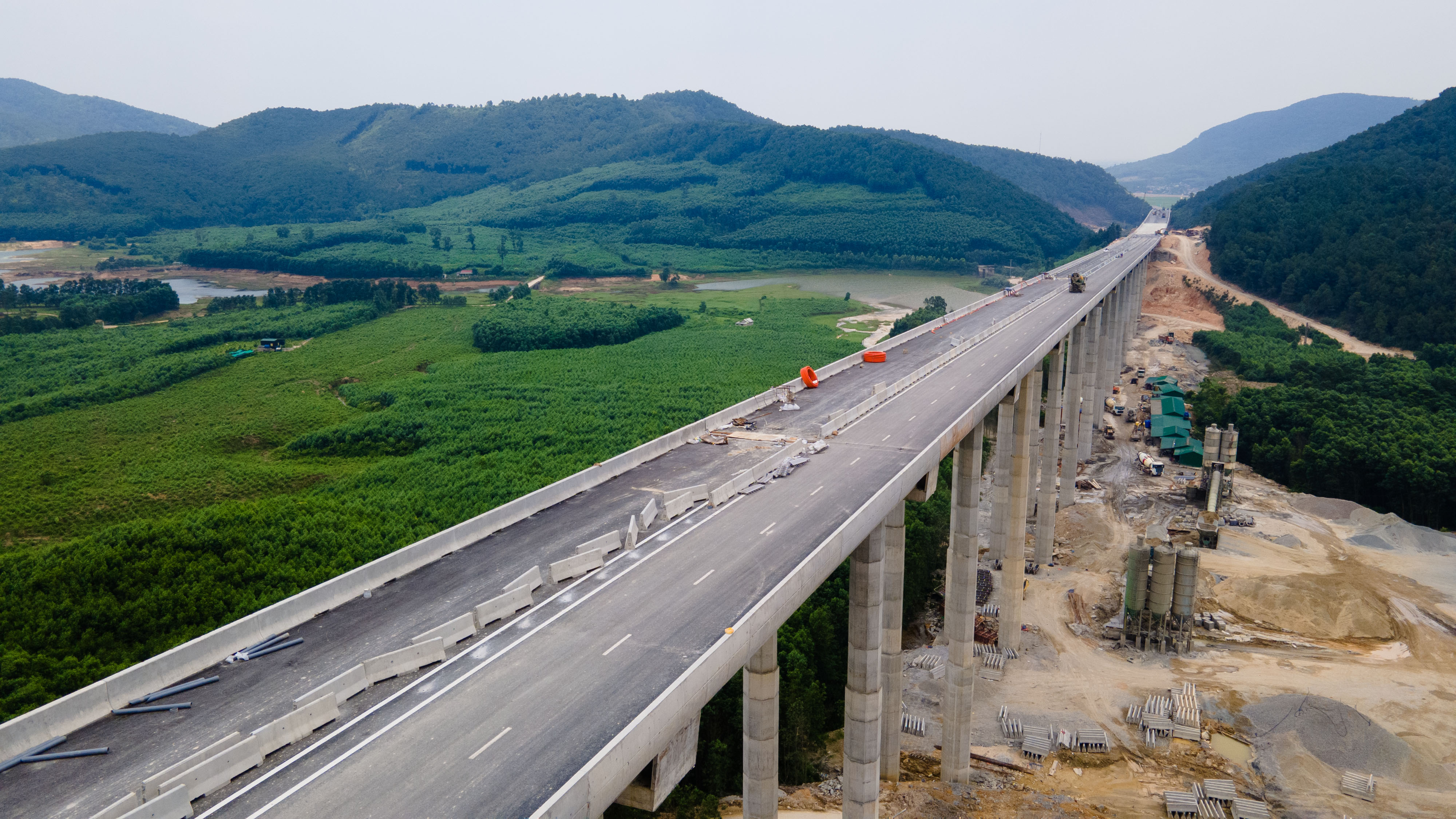 Cầu Xuân Dương 2 nằm trong gói thầu XL04, có tổng mức đầu tư lên đến 235 tỷ đồng.