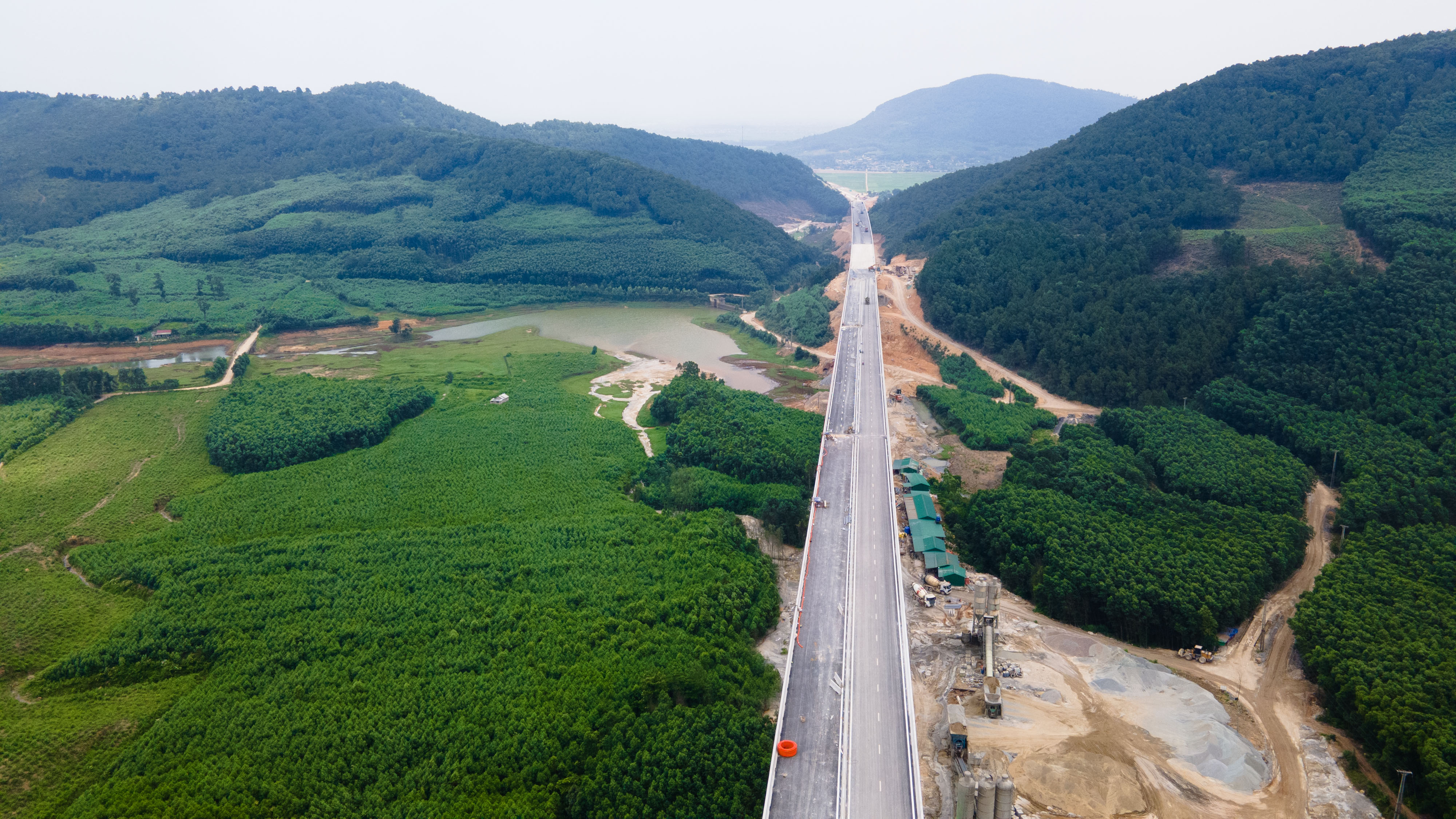 Cầu Xuân Dương 2 là 1 trong những cây cầu nằm trên cung đường đẹp nhất của tuyến cao tốc Bắc - Nam đi qua xứ Nghệ. Xung quanh là quang cảnh&nbsp;đồi núi và hồ nước trập trùng.