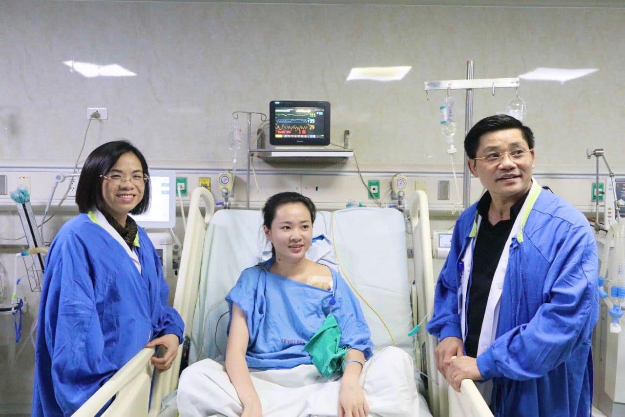 GS.TS Nguyễn Duy Ánh (phải), Giám đốc bệnh viện Phụ sản Trung ương, thăm bệnh nhân. 