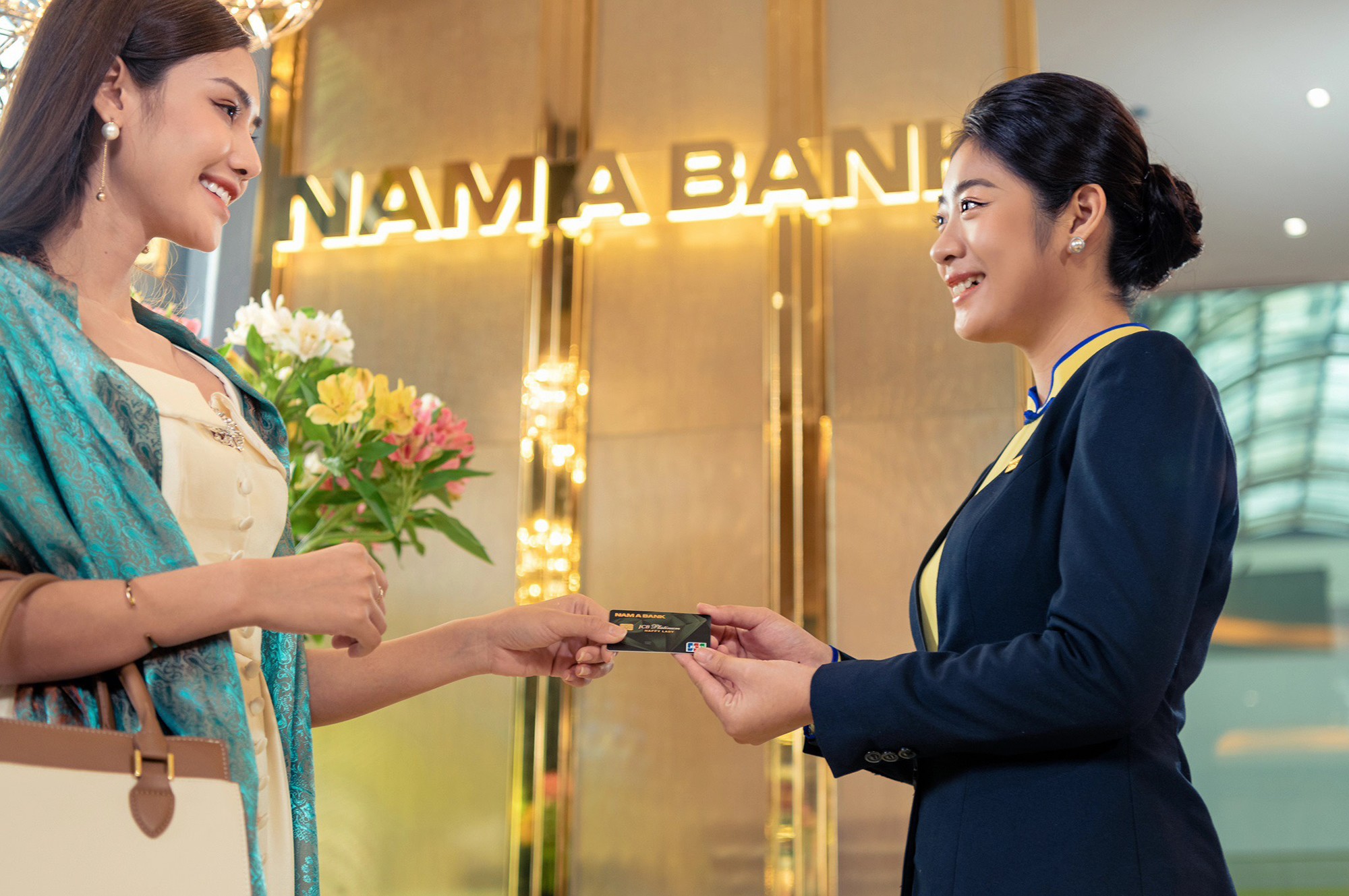Chủ thẻ tín dụng Nam A Bank sở hữu nhiều đặc quyền ưu đãi hấp dẫn.