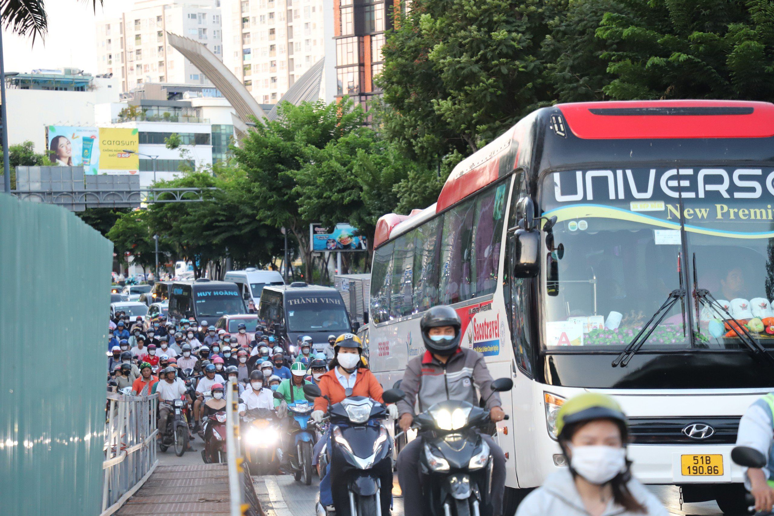 Các phương tiện di chuyển chậm qua khu vực cầu vượt tạm ở nút giao Trần Quốc Hoàn – Phan Thúc Duyện (quận Tân Bình).