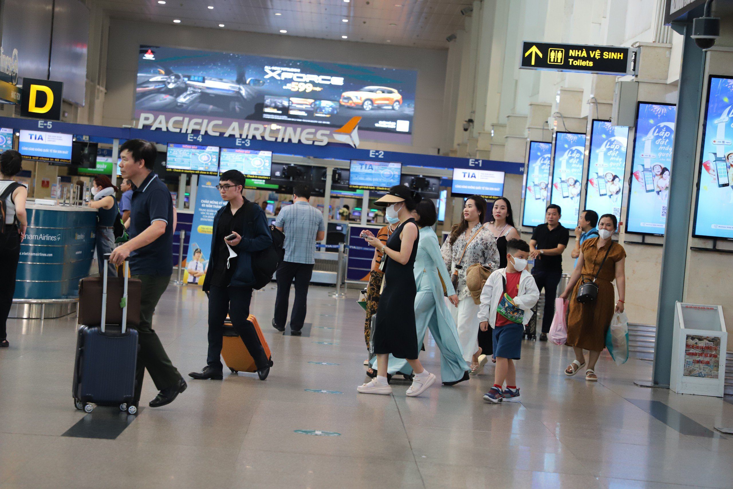 Cảng hàng không quốc tế Tân Sơn Nhất cho biết, tổng số chuyến bay giaiđoạn từ 26/4-1/5 là 4.280 chuyến bay, trong đó có 1.602 chuyến bay quốc tế, 2.678chuyến bay nội địa. Trung bình mỗi ngày là 720 chuyến.Riêng ngày cao điểm là 26/4 và 1/5, sân bay dự kiến đón và phục vụ 740 chuyếnbay. Với tổng số khách khoảng 686.718 hành khách, trung bình ngày đón 115.000-120.000 khách/ngày, ngày cao điểm có thể đón 125.000 hành khách/ngày