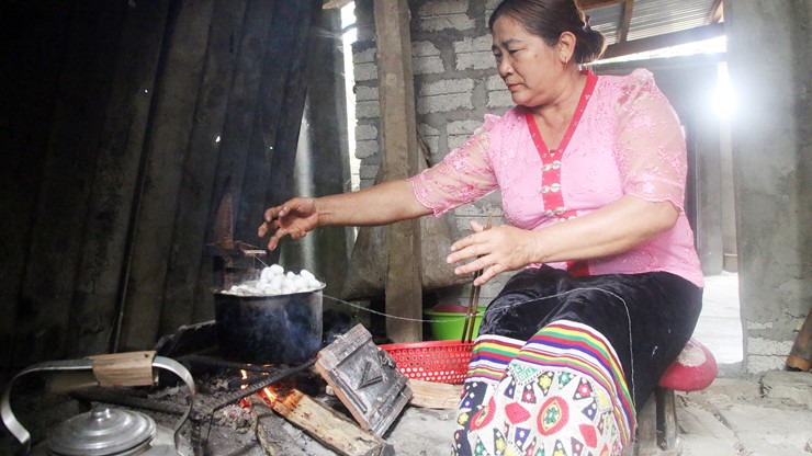 Thời gian bận rộn nhất đó là khi se tơ, người làm sẽ bận rộn cả ngày bên cạnh nồi nước sôi.