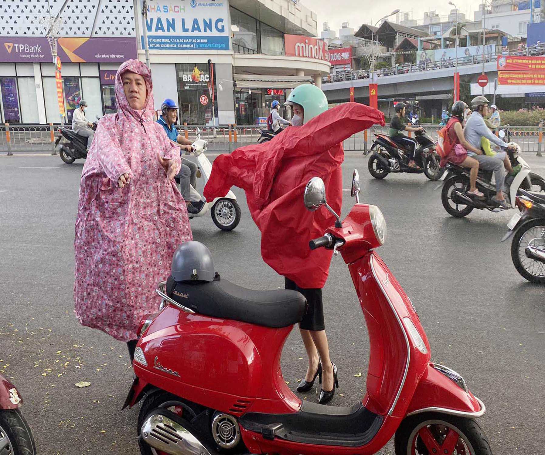 Tại khu vực đường Quang Trung, Phan Văn Trị, Nguyễn Oanh (quận Gò Vấp), mưa bất chợt khiến người tham gia giao thông vội dừng xe bên đường để mặc áo mưa.