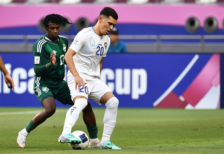 U23 Uzbekistan (áo trắng) và U23 Saudi Arabia thi đấu quyết tâm