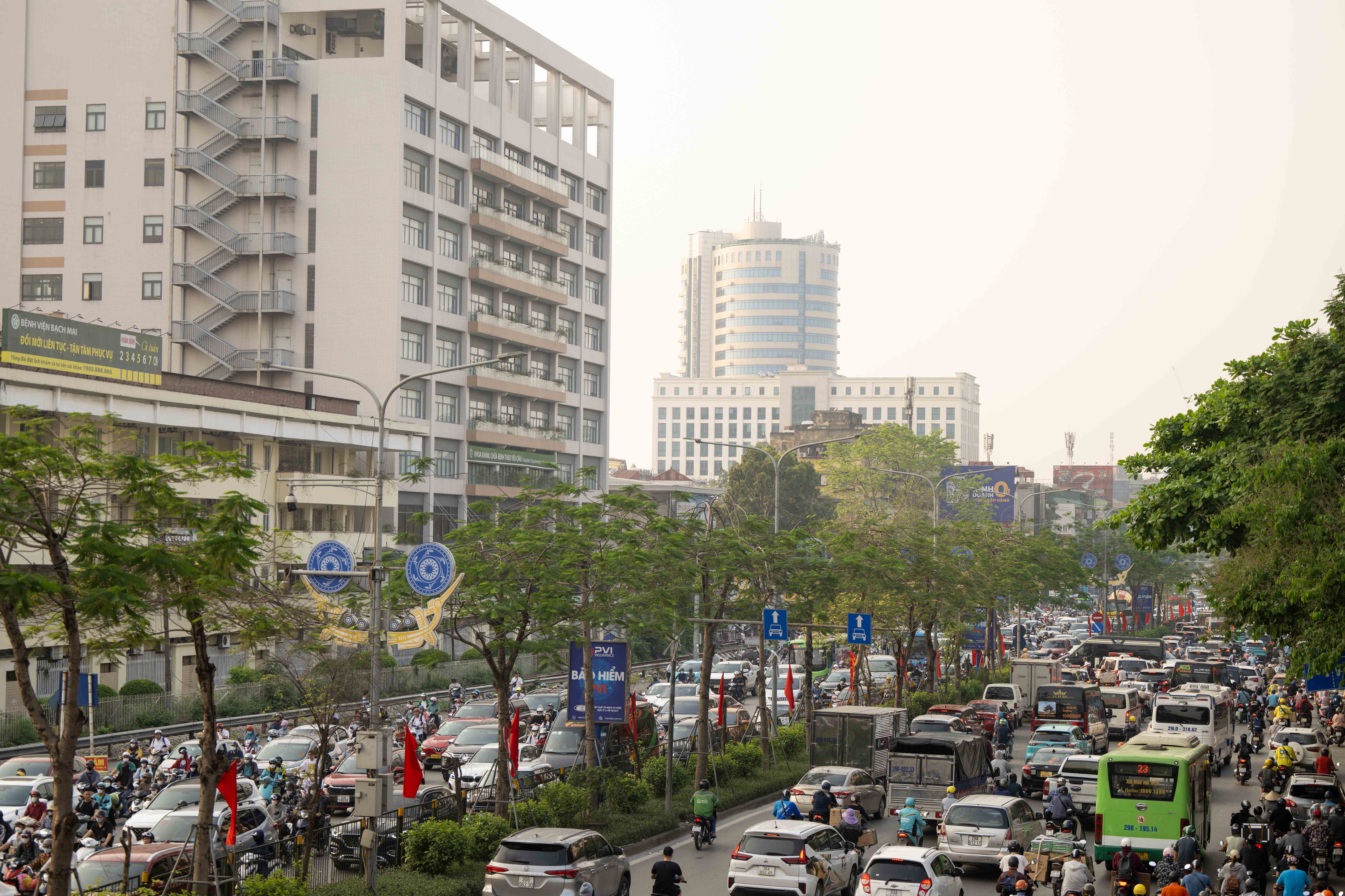 Khu vực nội đô đường Giải Phóng đoạn qua bệnh viện Bạch Mai tắc cứng cả hai chiều .