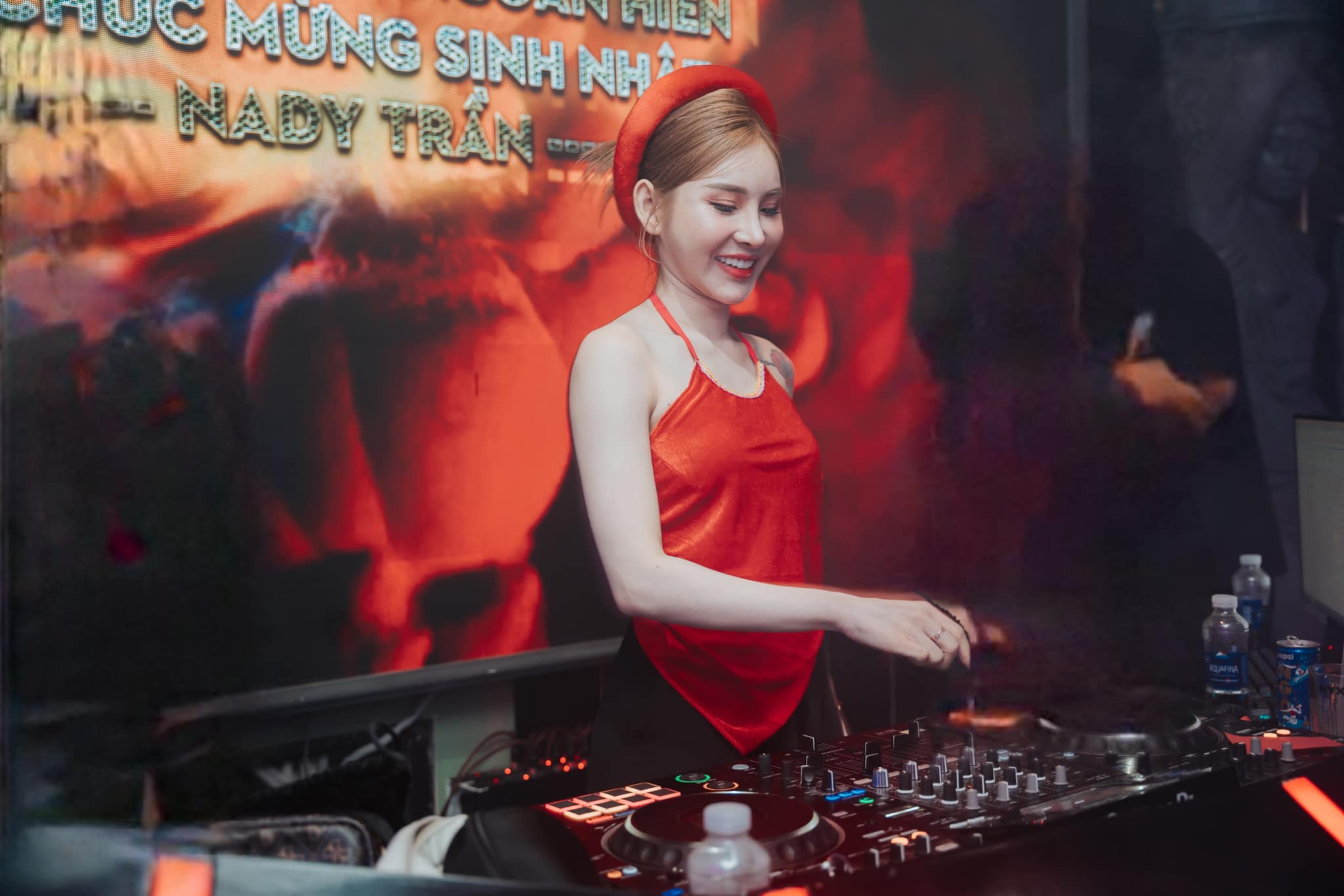 Nữ DJ miền Tây mặc áo dài biểu diễn trước 10 nghìn người ở Lào gây 