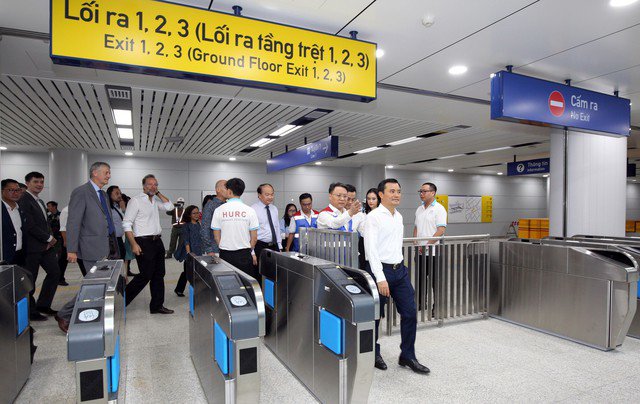 Phó Chủ tịch UBND TP.HCM Bùi Xuân Cường cùng các đại biểu tham quan tuyến Metro số 1