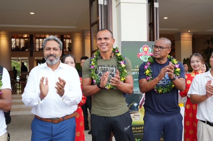 Người hâm mộ Đà Nẵng vây quanh Rivaldo và dàn huyền thoại bóng đá Brazil - 7