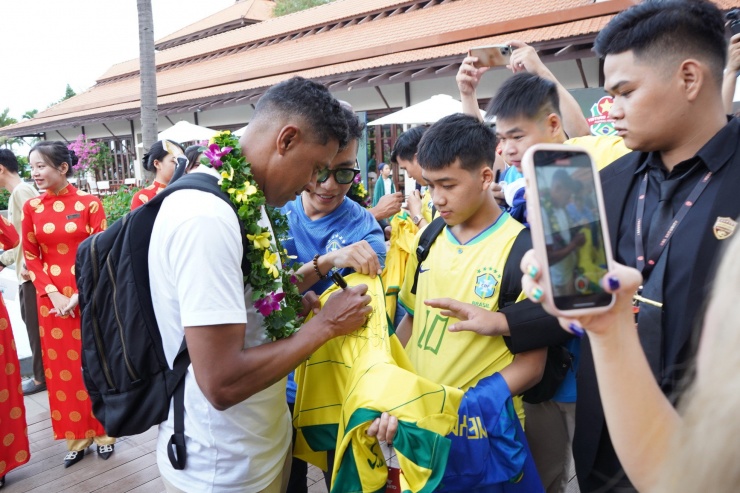 Người hâm mộ Đà Nẵng vây quanh Rivaldo và dàn huyền thoại bóng đá Brazil - 6