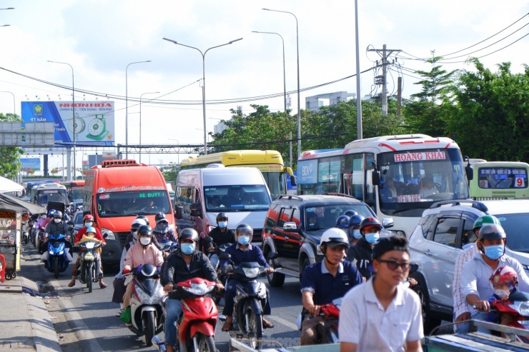 Lưu lượng phương tiện đông khiến quốc lộ 1 quá tải, đôi lúc xảy ra ùn ứ nhẹ ở các giao lộ.