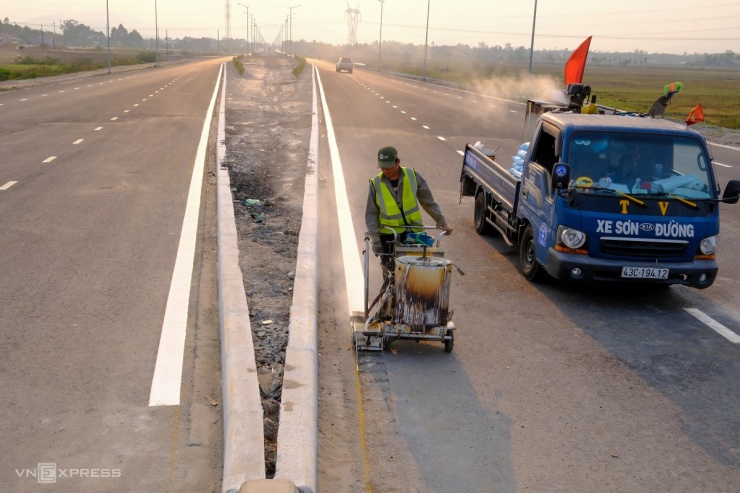 Chiều 25/4, các công nhân đang kẻ vạch sơn đường tại nhiều khu vực. Theo ông Nguyễn Minh Huy, Giám đốc Ban quản lý dự án đầu tư xây dựng các công trình giao thông Đà Nẵng (chủ đầu tư), dự án đã cơ bản xong phần đường chính, chỉ còn một số hạng mục thẩm mỹ, kẻ vạch sơn đường...
