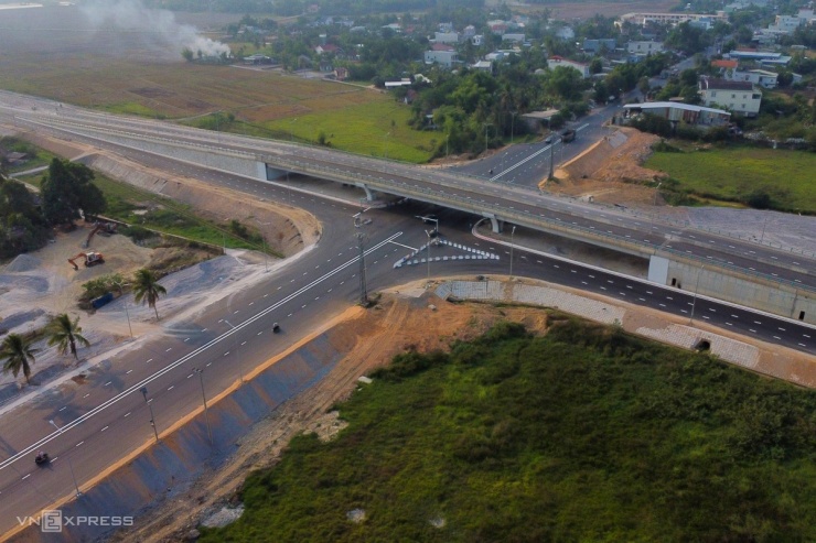 Tại điểm giao với quốc lộ 14B, đường vành đai được làm nút giao thông khác mức để đảm bảo không xung đột với tuyến quốc lộ kết nối huyện Đại Lộc (Quảng Nam) với trung tâm thành phố Đà Nẵng.