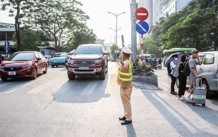 Ghi nhận tại khu vực đường Trần Duy Hưng, Vành Đai 3, Phạm Hùng, Bến xe Mỹ Đình, lực lượng CSGT thông số 6 (Phòng CSGT Hà Nội) đã cắt cử lực lượng để điều tiết giao thông tại khu vực bến xe.