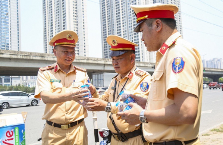 Trưa ngày 27-4, khi nắng nóng lên đỉnh điểm, Thượng tá Nguyễn Chí Công - Phó Trưởng phòng CSGT Hà Nội đã đi thăm, động viên các chiến sĩ đang 