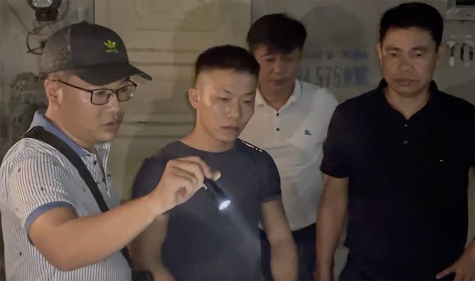 Nghi can Toàn (hàng đầu, đứng giữa) lúc bị cảnh sát bắt tại khu vực gần sân bay Vinh. Ảnh: Công an cung cấp