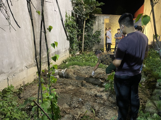 Lực lượng chức năng khai quật nơi Lê Phong T. chôn thi thể nạn nhân, phi tang trong vườn nhà