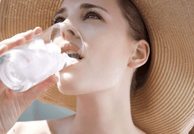 Uống nước đá giải nhiệt mùa nóng coi chừng rước đủ bệnh vào thân - 2