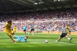 Video bóng đá Newcastle - Sheffield United: Thế trận bất ngờ, chủ nhà may mắn (Ngoại hạng Anh) (H1)