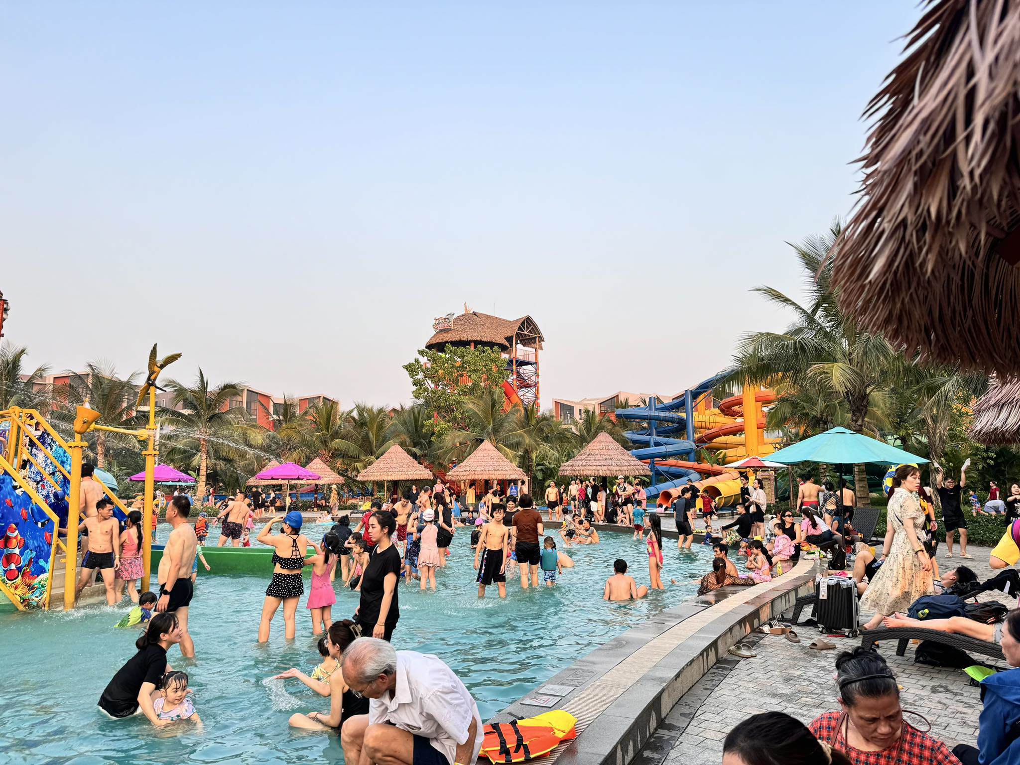 &nbsp;Tất cả các bể bơi trong công viên nước đều đông người dân tắm, vui chơi.