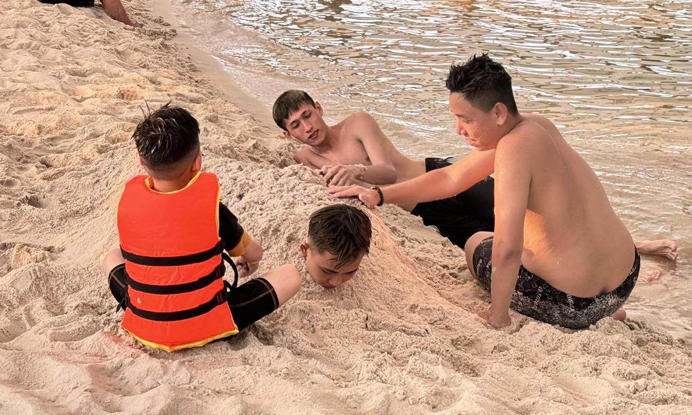 &nbsp;Nhóm thanh niên nghịch cát, đắp cát ở “bãi biển” nhân tạo.