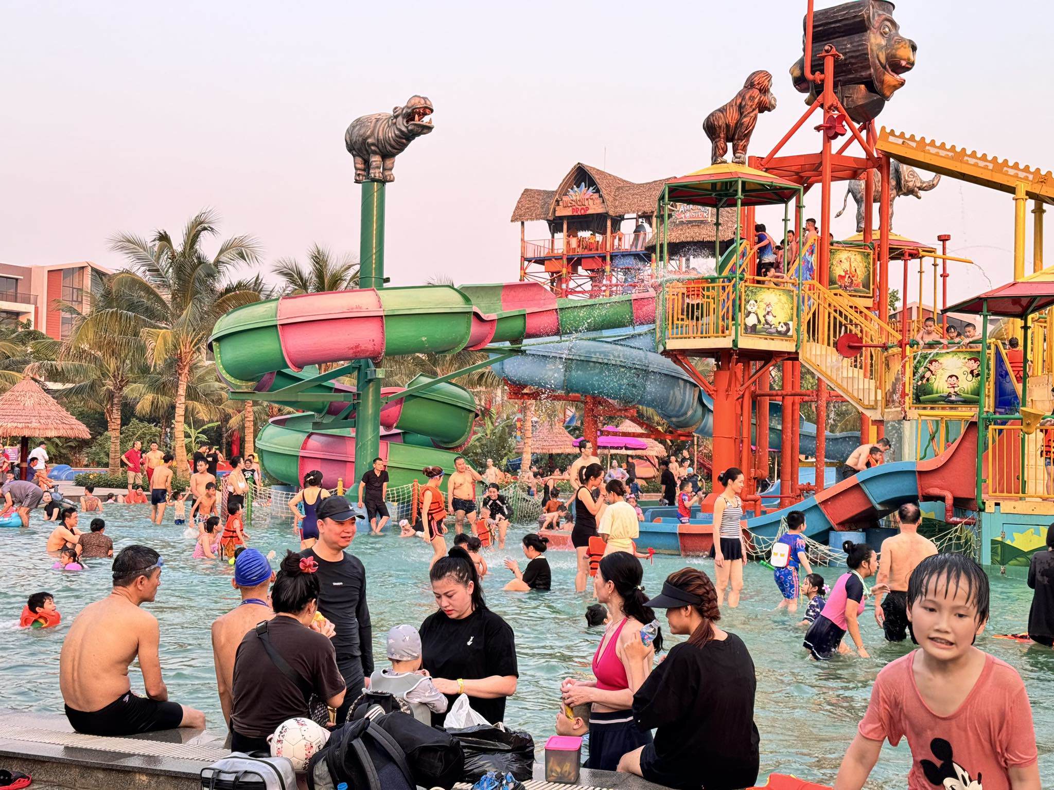 &nbsp;Rất đông du khách đổ về công viên nước để vui chơi, giải nhiệt.
