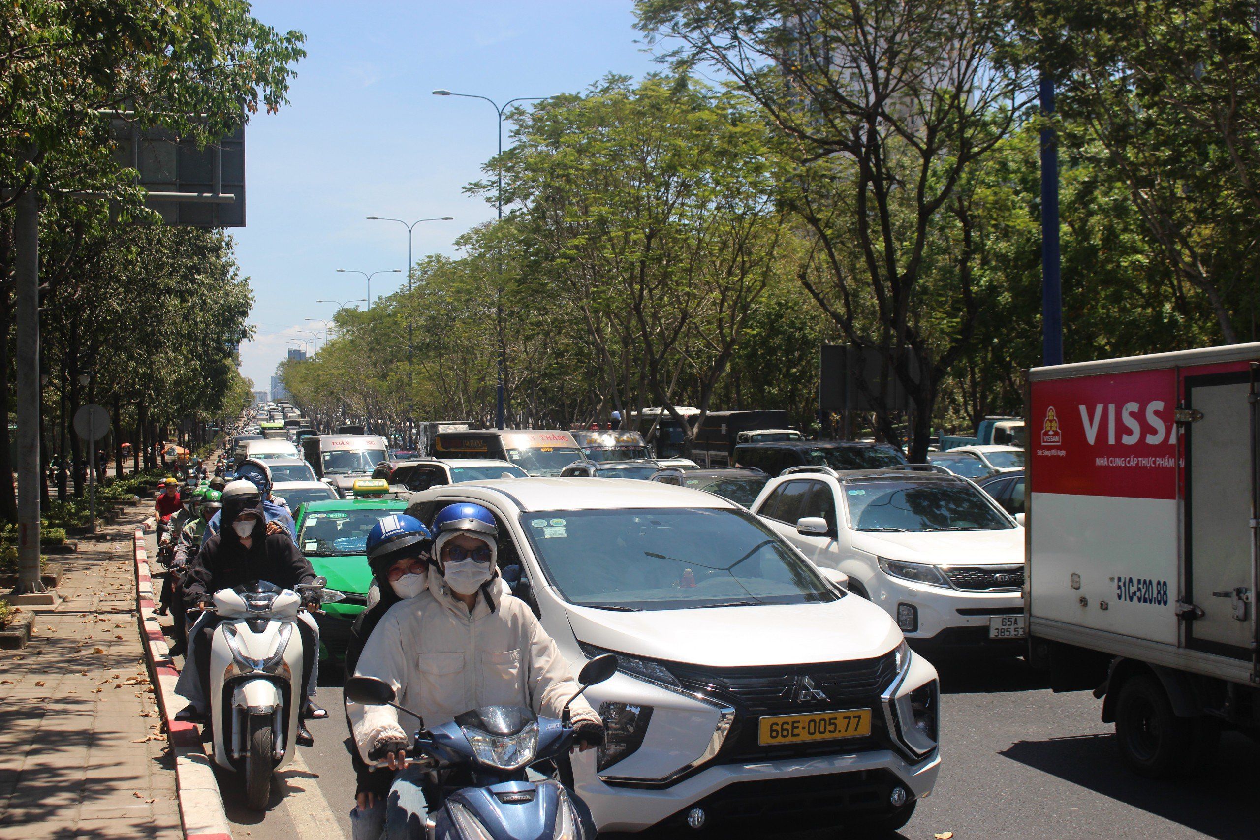 Ô tô, xe máy chen chúc nhau trên đường Mai Chí Thọ hướng về nút giao An Phú.