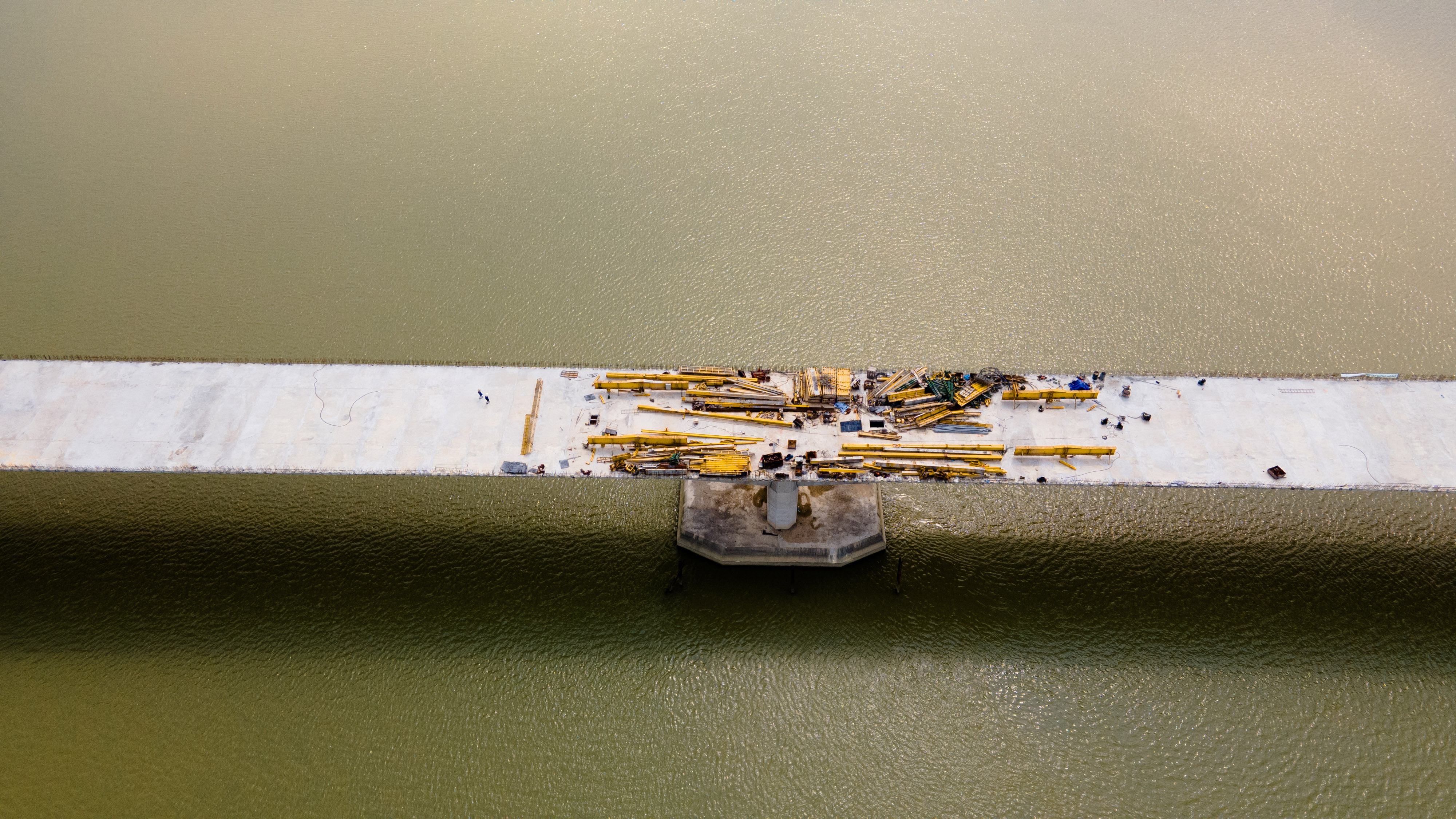 Cầu Hưng Đức phần cầu vượt Sông Lam được thi công theo công nghệ cầu đúc hẫng khẩu độ lớn, các nhịp giữa sông có khẩu độ đến 120m.