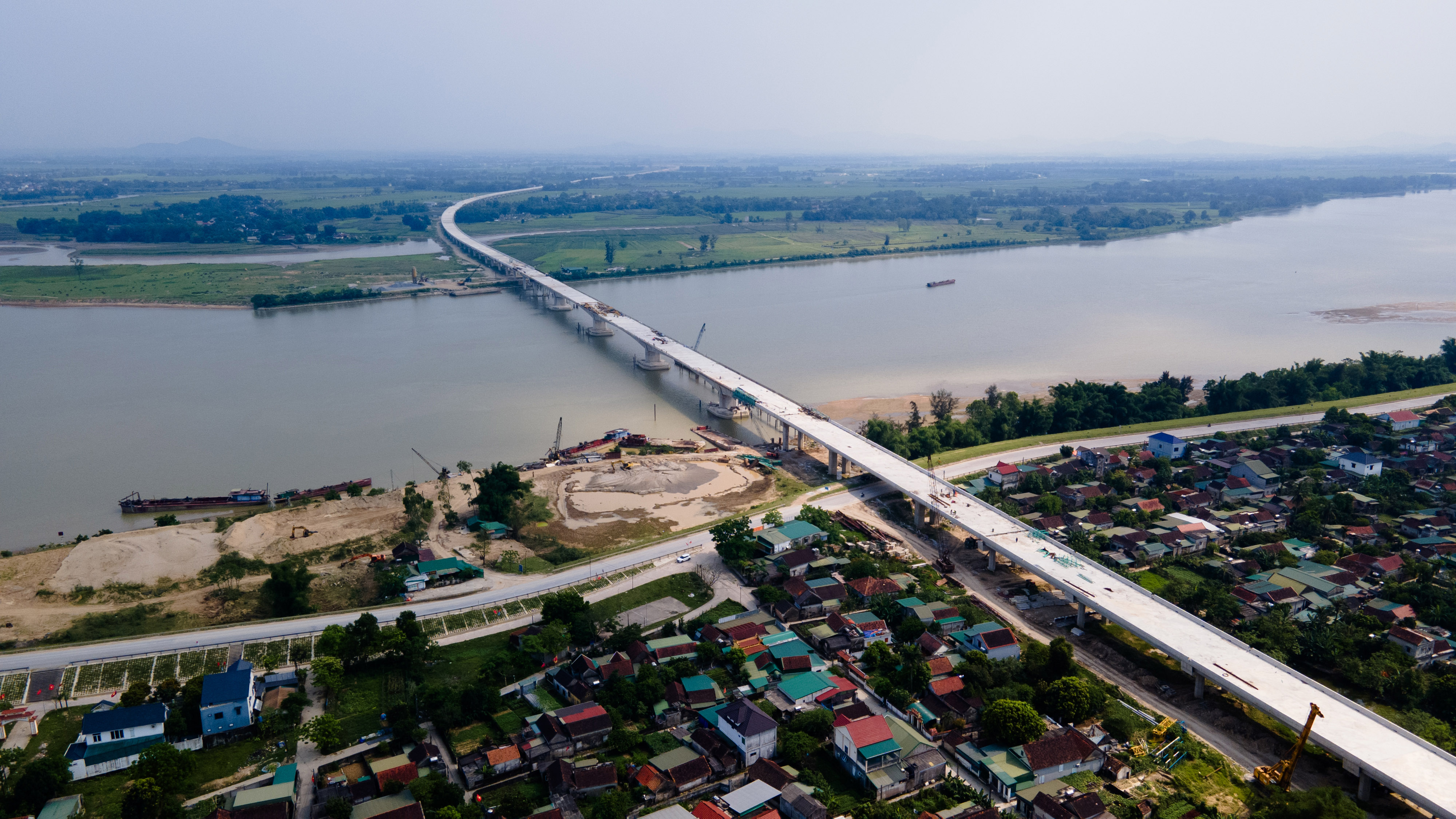 Khi hoàn thành, Hưng Đức sẽ là cây cầu đường bộ vượt sông có chiều dài lớn nhất trên toàn tuyến cao tốc Bắc - Nam.