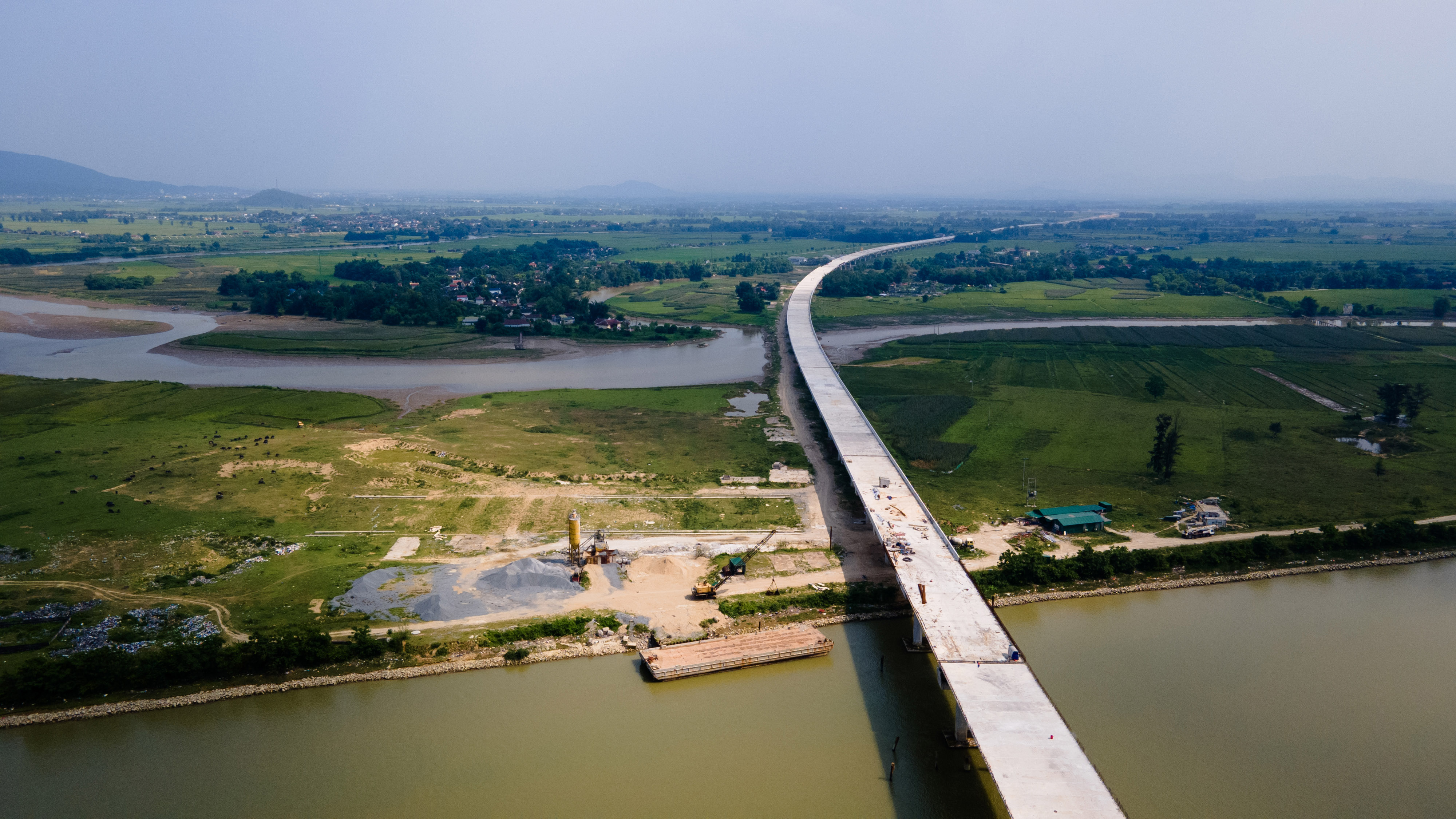 Phía bên huyện Đức Thọ, hơn 2,2 km đường dẫn lên cầu chính đã hoàn thành. Hạng mục này được thiết kế theo kiểu cầu cạn thay vì làm đường.