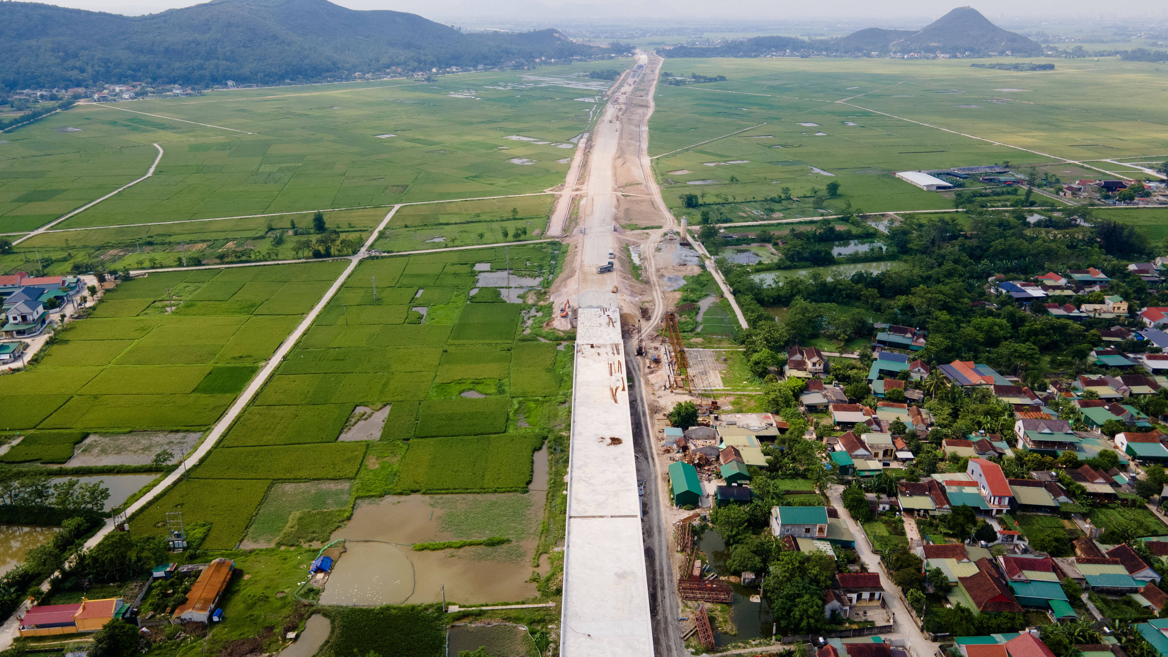 Phần đường nối với cầu ở phía Bắc huyện Hưng Nguyên (Nghệ An) đang trong quá trình làm nền đường.