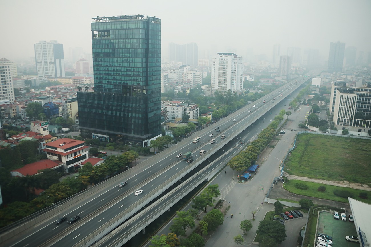 Sáng nay (27/4), ngày đầu tiên nghỉ lễ 30/4 – 1/5, theo ghi nhận của PV, các tuyến đường, các nút giao của thủ đô Hà Nội thông thoáng hơn ngày thường, phương tiện di chuyển dễ dàng.
