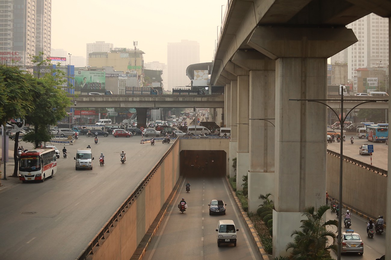 Nút giao 4 tầng ngã tư Nguyễn Trãi –  Thanh Xuân mật độ giao thông giảm vào giờ cao điểm.