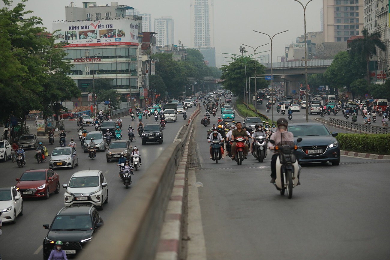 Các phương tiện thoải mái di chuyển từ đường Nguyễn Trãi lên cầu vượt, không còn cảnh ùn tắc hàng giờ như ngày thường.
