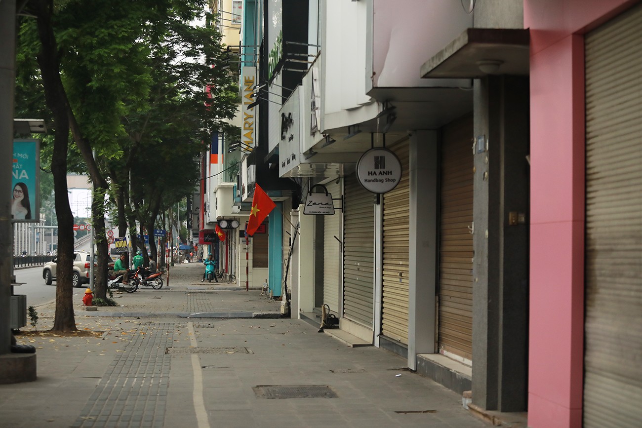 Các cửa hàng kinh doanh mặt đường phố Chùa Bộc đóng của, vỉa hè thông thoáng.