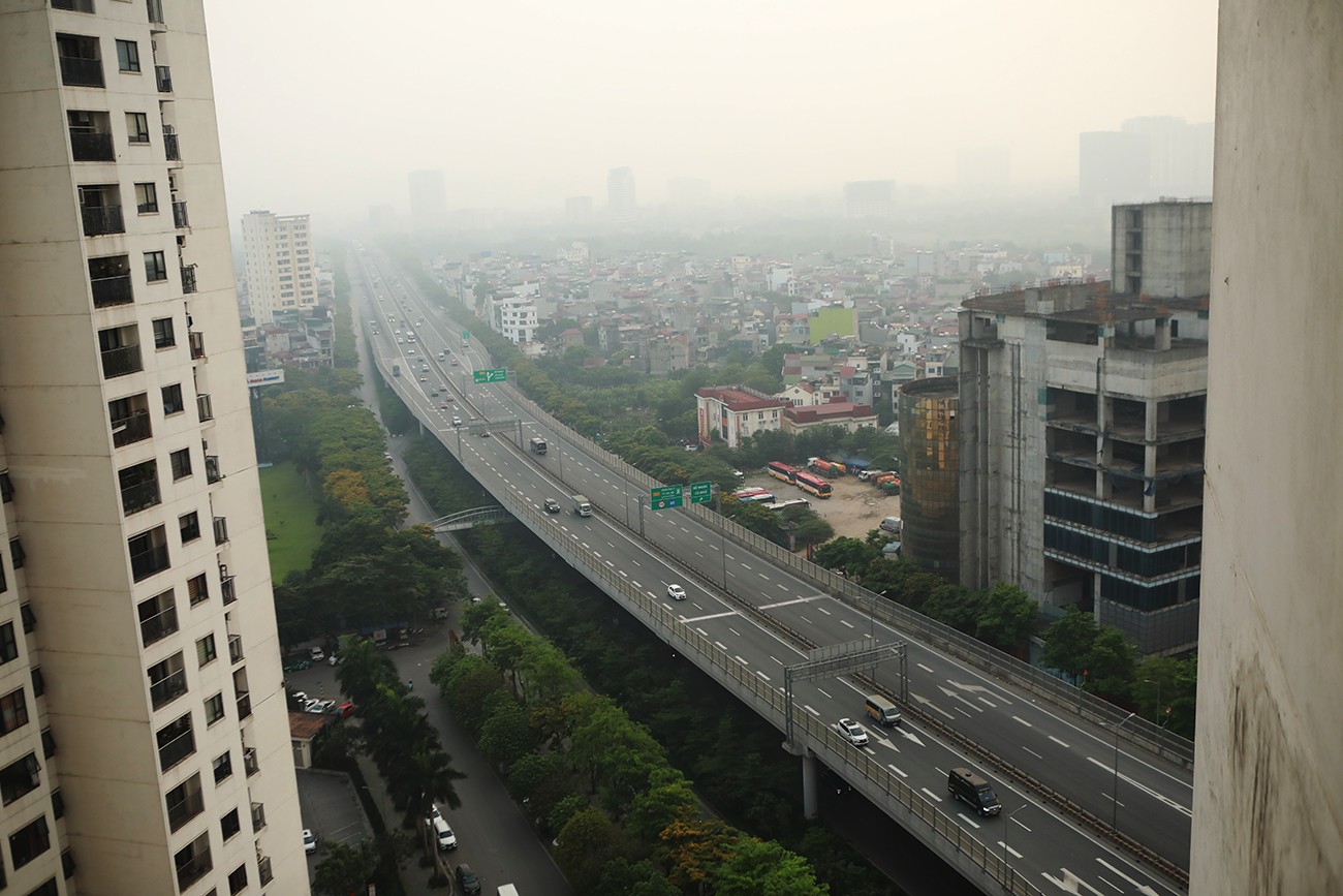 Hình ảnh đường trên cao Mai Dịch – cầu Thăng Long (quận Bắc Từ Liêm, Hà Nội) vào lúc 6h45.