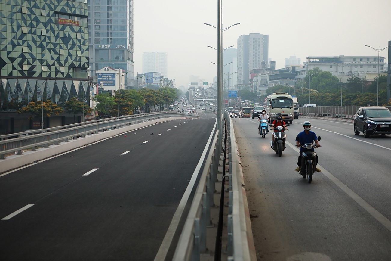 Từ đường trên cao đoạn Phạm Văn Đồng lên cầu Mai Dịch thường xuyên ùn tắc vào giờ cao điểm, sáng nay, không còn tình trạng ùn tắc