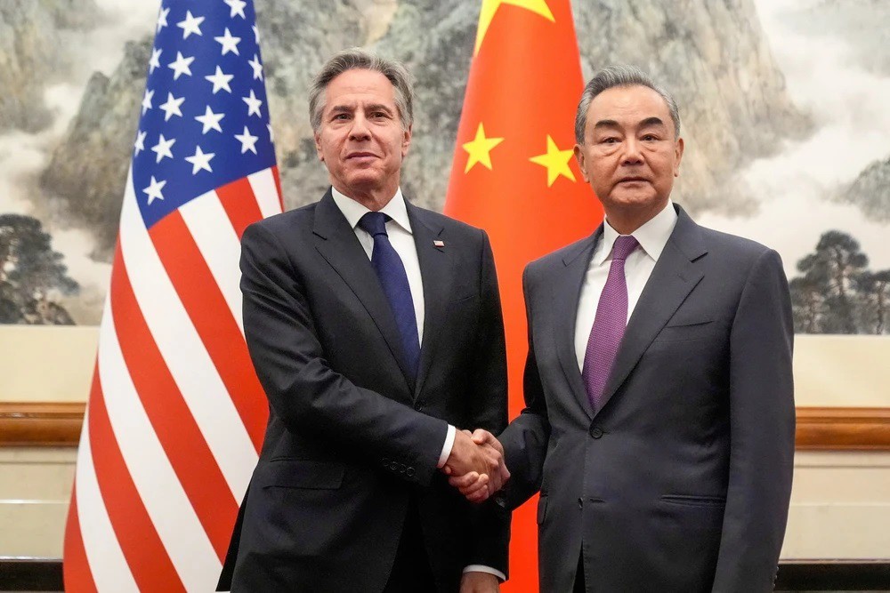 Ngoại trưởng Mỹ Antony Blinken gặp Ngoại trưởng Trung Quốc Vương Nghị (ảnh: Reuters)