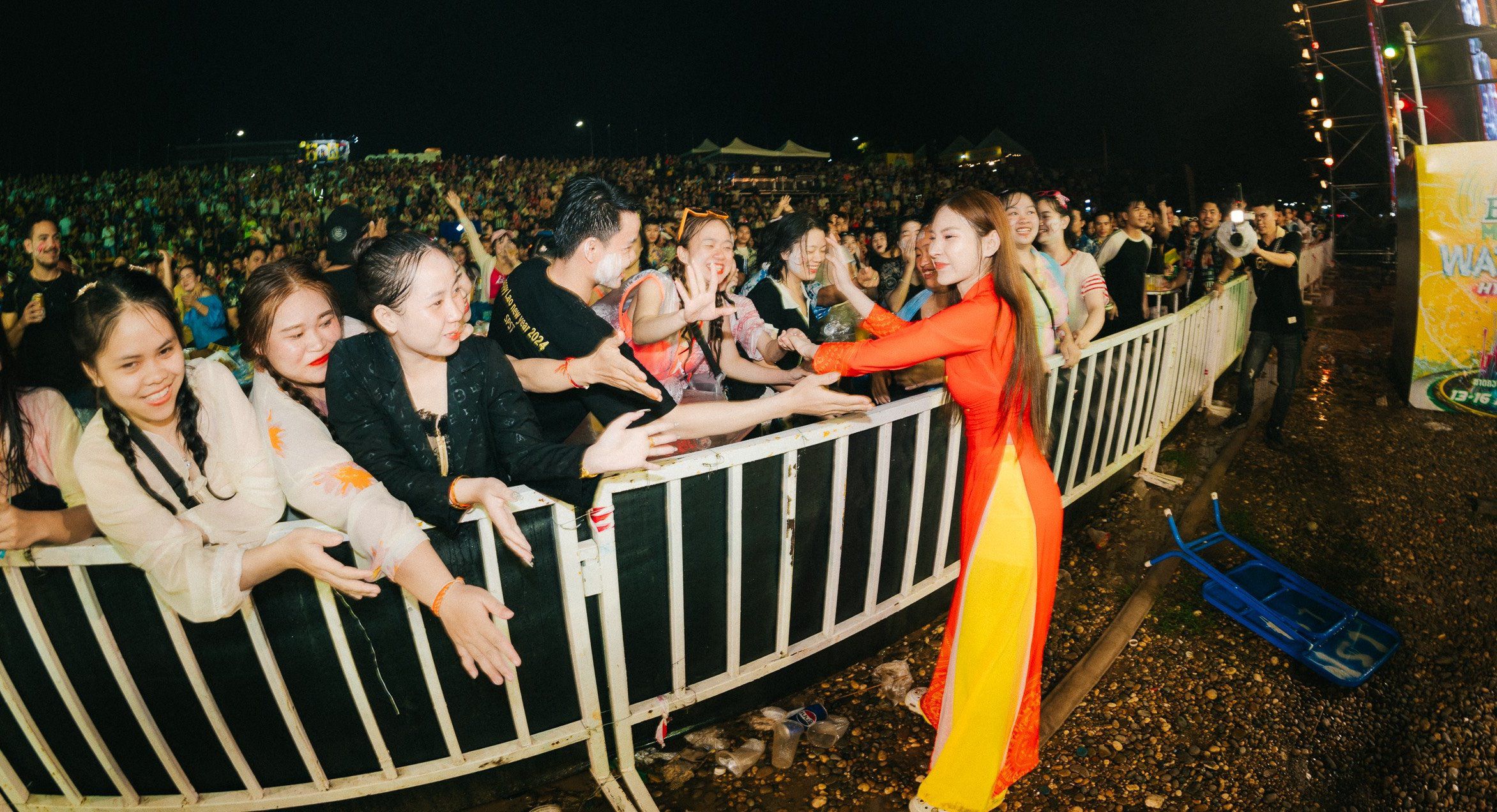 Nữ DJ miền Tây mặc áo dài biểu diễn trước 10 nghìn người ở Lào gây 