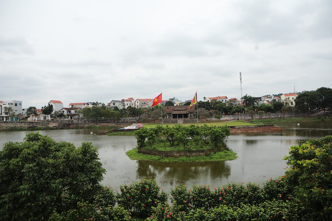 Đình làng So thuộc xã Cộng Hòa, huyện Quốc Oai (Hà Nội) được biết đến là “danh lam đệ nhất xứ Đoài”. Đình&nbsp;mang một kiến trúc đình chùa tiêu biểu của đồng bằng Bắc Bộ. Ngôi đình tọa lạc trên một mảnh đất rộng, phía trước có hồ bán nguyệt. Đình được xây dựng năm 1673 thờ Tam vị Đại Vương là tướng nhà Đinh có công giúp vua Đinh Tiên Hoàng - Đinh Bộ Lĩnh dẹp loạn 12 sứ quân.