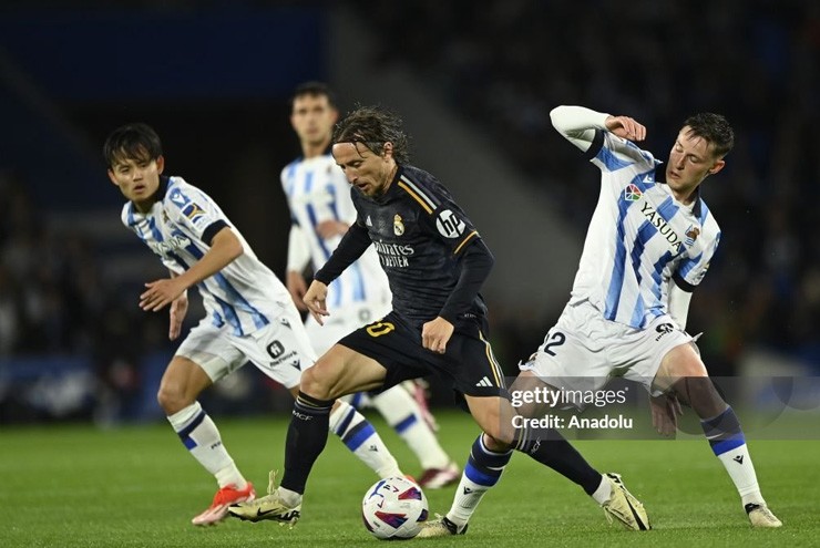 Modric confronts Sociedad players