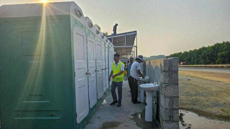 Hệ thống nhà vệ sinh được lắp đặt tại trạm dừng nghỉ tạm thời.