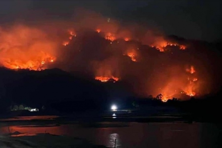 Từ khoảng 10 giờ, sáng 26-4 khu vực Kẹt Càng Đước đã xảy ra cháy rừng