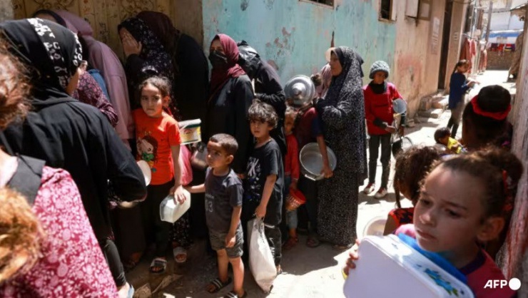 Trẻ em xếp hàng chờ nhận thực phẩm ở Rafah (nam Gaza). Ảnh: AFP