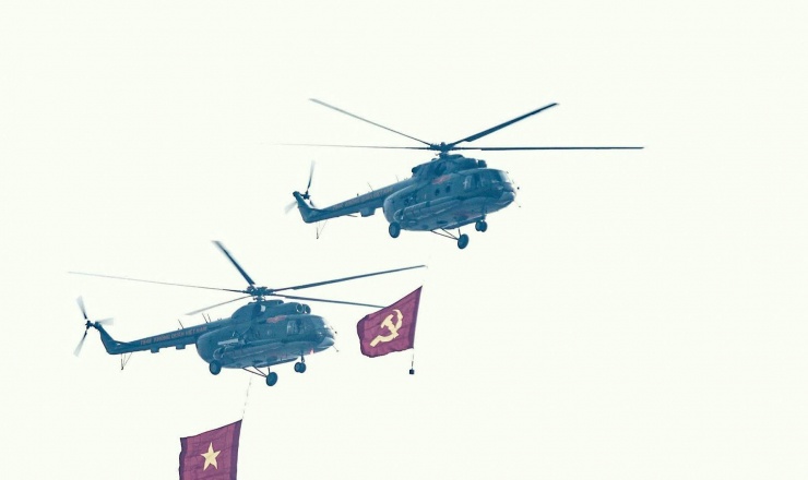 Các tổ bay trực thăng vũ trang của Quân chủng Phòng không - Không quân bay treo cờ tại buổi hợp luyện.