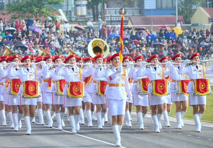 Khối nữ quân nhạc với quân phục và nhạc cụ đặc trưng, đẹp mắt.